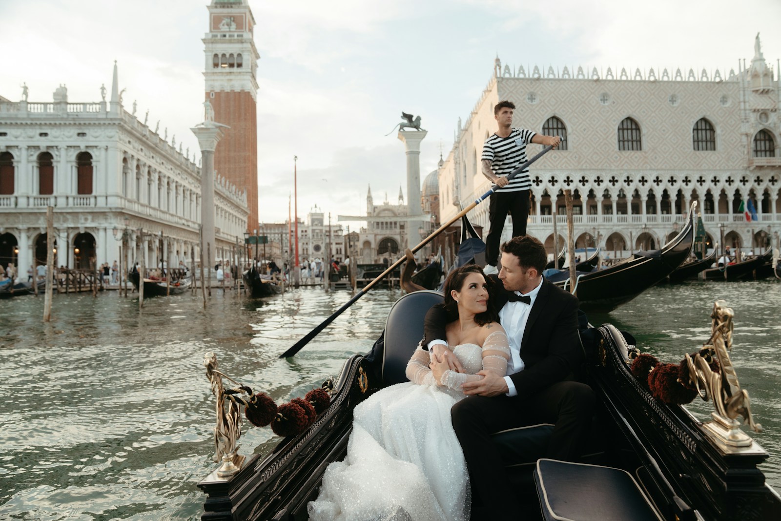 Due sposi in gondola davanti a piazza San Marco, a Venezia