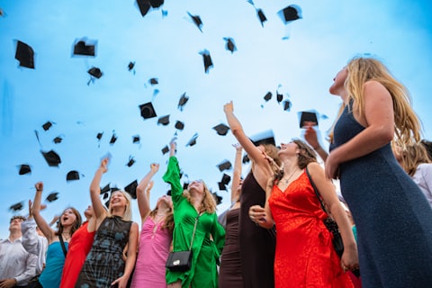 Cap & Gown — Invitaciones de graduación digitales